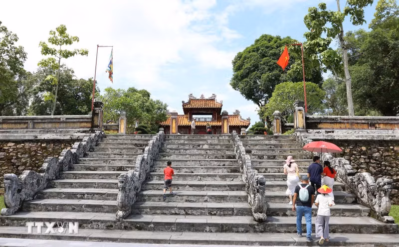 顺化市的旅游景点吸引众多游客。（图片来源：越通社）