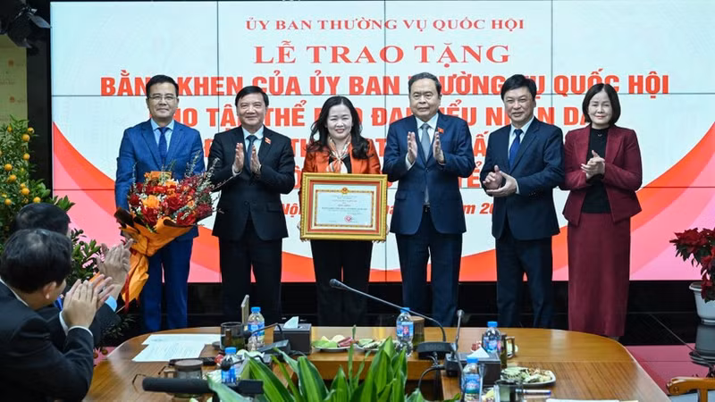 越南国会主席陈青敏向《人民代表报》颁发国会常务委员会奖状。