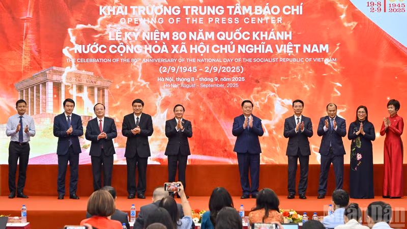 国庆80周年庆典新闻中心揭牌仪式。