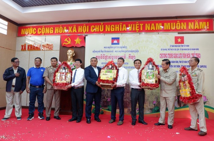 西宁省与柬埔寨柴桢省互赠礼物。（图片来源：越通社）
