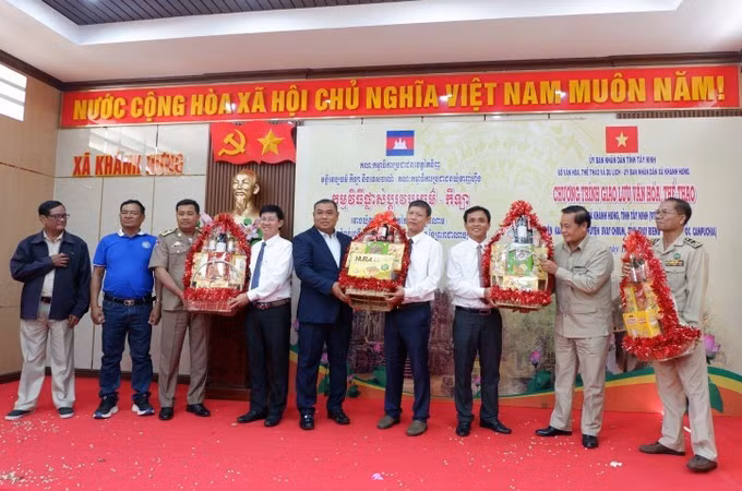 西宁省与柬埔寨柴桢省互赠礼物。（图片来源：越通社）