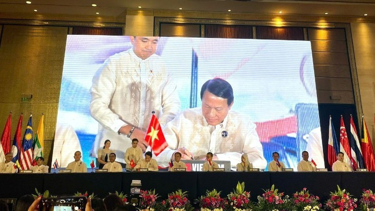 越南公安部部长梁三光出席会议。