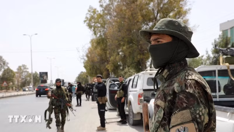 叙利亚安全部队在首都大马士革西南的阿什拉菲亚特萨纳亚镇站岗。（图片来源：新华社/越通社）