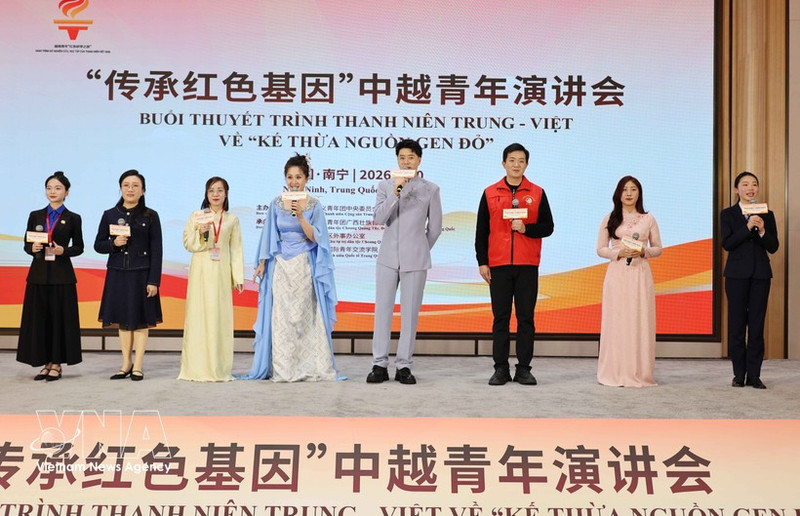 越中两国青年在演讲会上同台演唱。（图片来源：越通社）