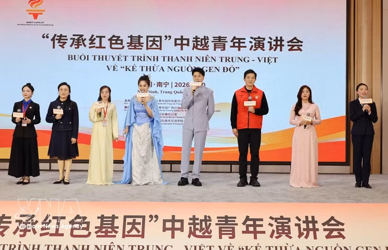 越中两国青年在演讲会上同台演唱。（图片来源：越通社）