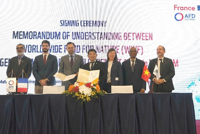 世界自然基金会驻越南办事处与法国开发署驻越南办事处代表签署合作协议。