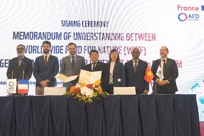 世界自然基金会驻越南办事处与法国开发署驻越南办事处代表签署合作协议。