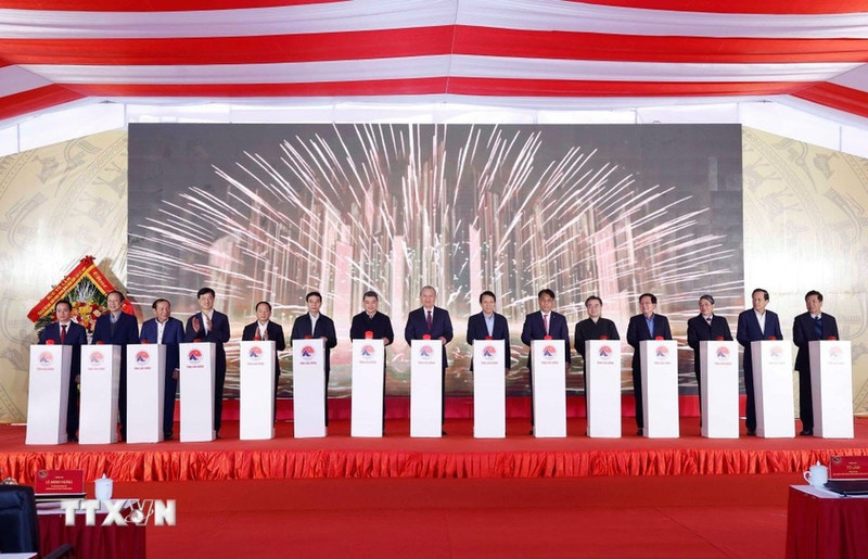 越共中央总书记苏林出席高平省长河九年一贯制寄宿学校开工仪式。（图片来源：越通社）