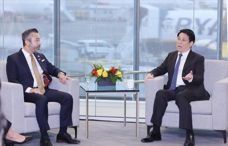 越南国家主席梁强和俄勒冈州众议员、俄勒冈州众议院经济发展委员会主席阮伯禄。（图片来源：越通社）