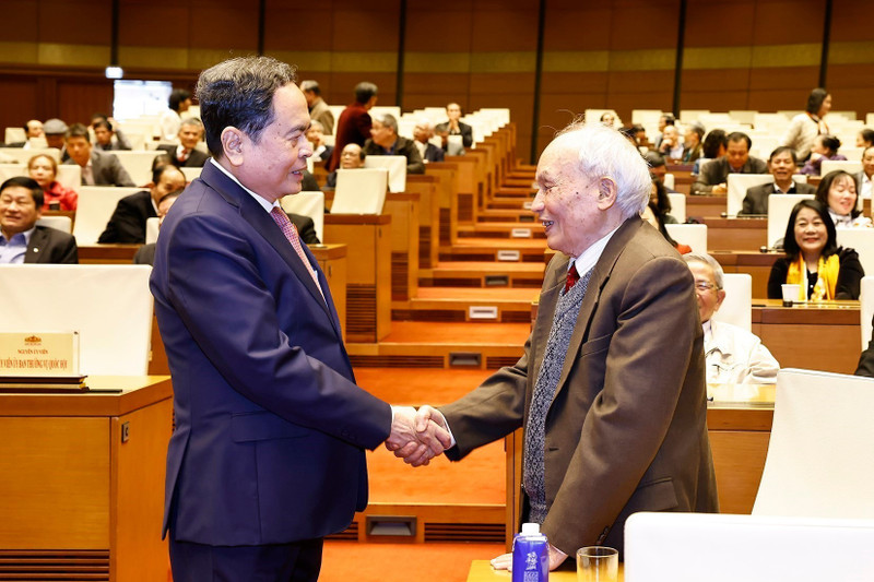 越南国会主席陈青敏和与会代表。