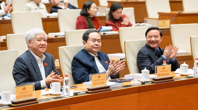 越共中央政治局委员、国会主席陈青敏和各位副主席出席会议。