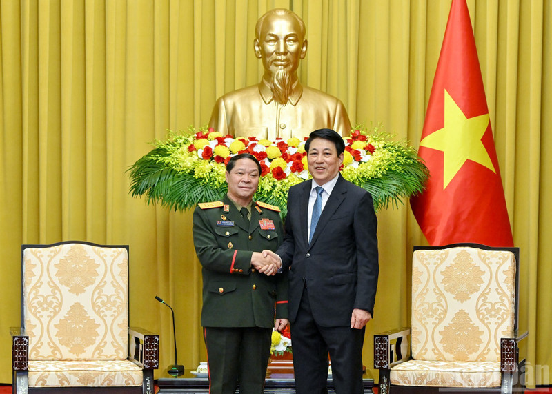 越南国家主席梁强会见老挝人民军总政治局主任汪松·印潘菲姆。