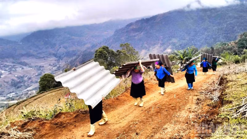 宣光省山区妇女积极帮助会员家庭消除临时住房。