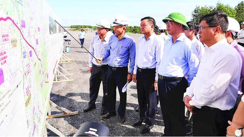 得乐省人民委员会领导视察庆和至邦美蜀高速公路项目。
