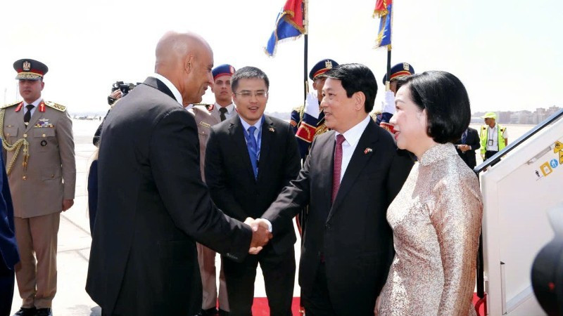 埃及教育和技术教育部长穆罕默德·阿卜杜勒·拉蒂夫来到机场迎接梁强和夫人一行。