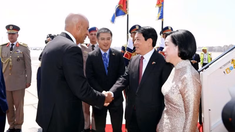 埃及教育和技术教育部长穆罕默德·阿卜杜勒·拉蒂夫来到机场迎接梁强和夫人一行。
