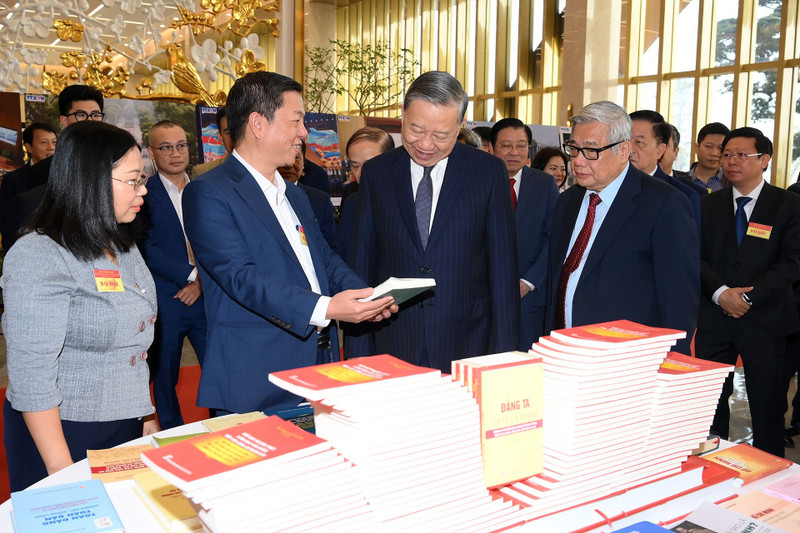 苏林总书记参观图书展示区、主题图片展及新闻领域数字化转型成就展。