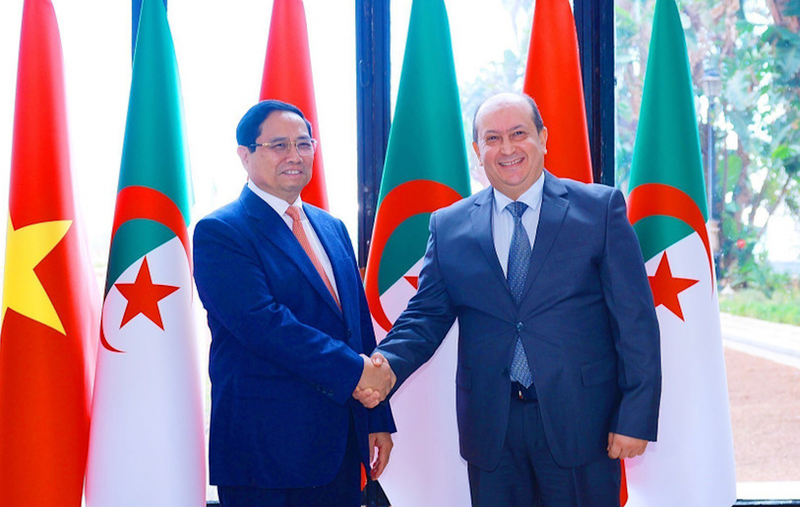 越南政府总理范明正与阿尔及利亚总理赛菲·喀里布。（图片来源：越通社）