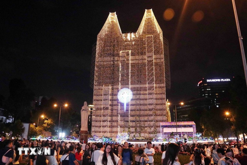 西贡圣母圣殿主教座堂在璀璨的灯光映照下格外迷人。（图片来源：越通社）