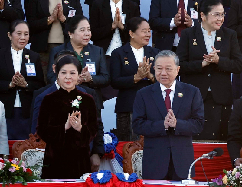 越共中央总书记苏林和夫人出席老挝人民民主共和国建国50周年庆典。