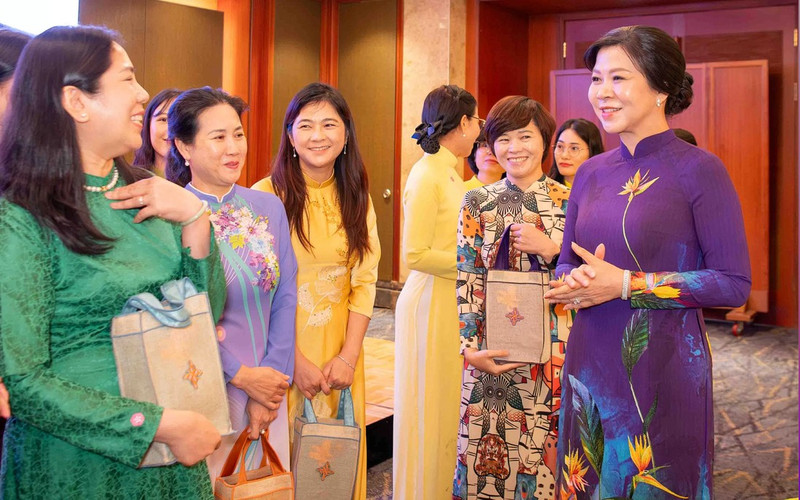 越共中央总书记苏林夫人吴芳璃会见在韩越南新娘代表。
