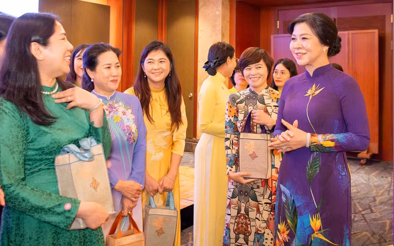 越共中央总书记苏林夫人吴芳璃会见在韩越南新娘代表。