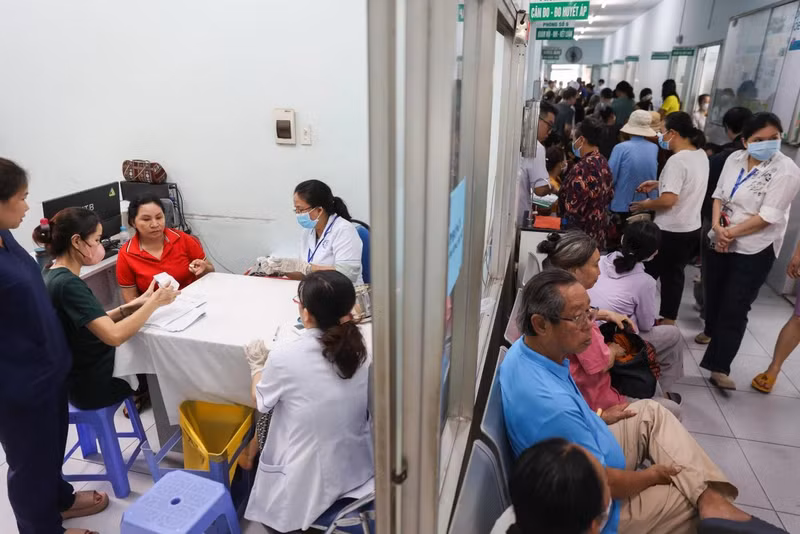 附图：胡志明市为逾230万居民更新电子健康数据。