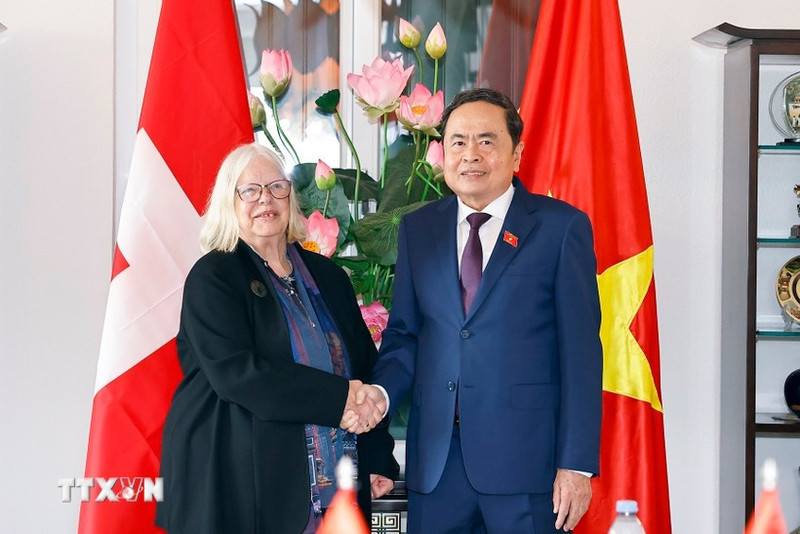越南国会主席陈青敏会见瑞士－越南友好协会主席安尤丝卡·玛丽亚·韦尔。（图片来源：越通社）
