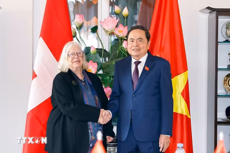 越南国会主席陈青敏会见瑞士－越南友好协会主席安尤丝卡·玛丽亚·韦尔。（图片来源：越通社）