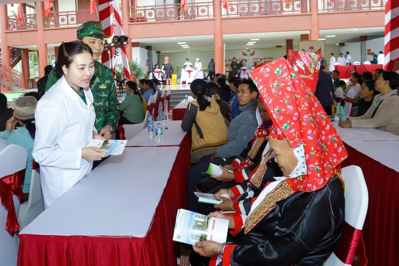 越中两国军医开展边境联合义诊活动。