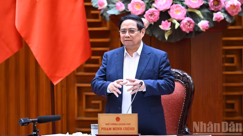 越南政府总理范明正召开工作会议，部署2026年军事国防任务。（陈海 摄）