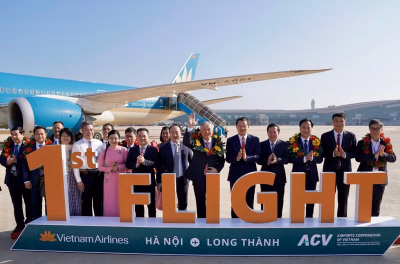 搭载越南政府常务副总理阮和平及近100名乘客的航班抵达了隆城国际机场。（图片来源：越通社）