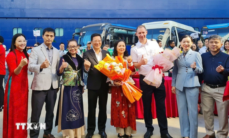广宁省迎来今年邮轮旅游季首趟北海—下龙国际邮轮。（图片来源：越通社）