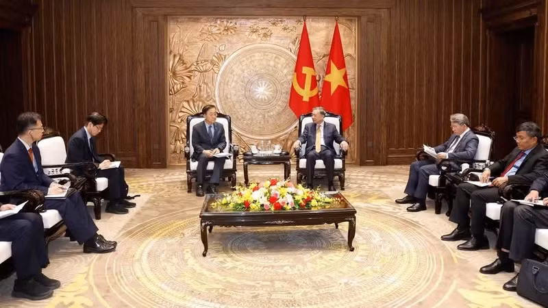 越共中央总书记、国家主席苏林会见韩国国土交通部长官金允德。