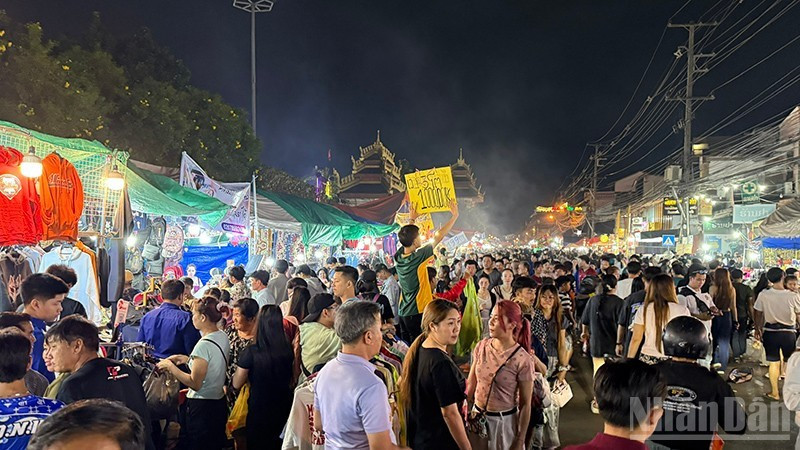 老挝首都万象民众兴高采烈地参加2025年塔銮节购物。（图片来源：郑勇 摄）