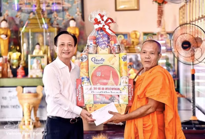 金瓯省委副书记、省人民议会主席范文晓走访慰问高棉族同胞并致以新年祝福。