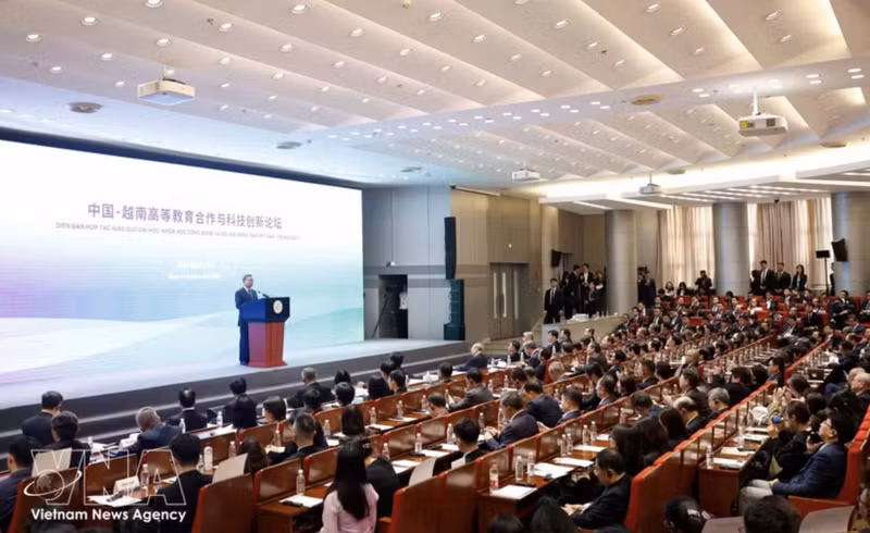 越共中央总书记、国家主席苏林在中国清华大学发表演讲。（图片来源：越通社）