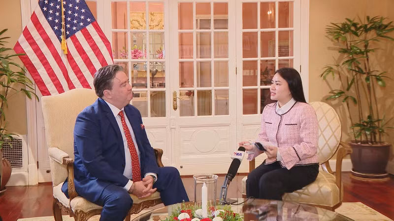 美国驻越南大使马克·纳珀在2026年新年前夕接受越通社记者采访。（图片来源：越通社）