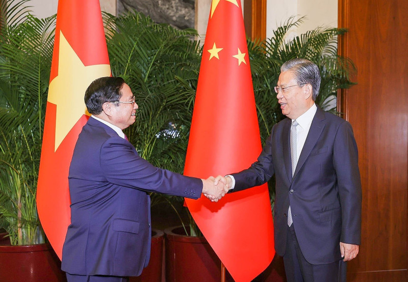 2023年6月27日，越南政府总理范明正在北京人民大会堂会见中共中央政治局常委、中国全国人大常委会委员长赵乐际。（图片来源：国际报）