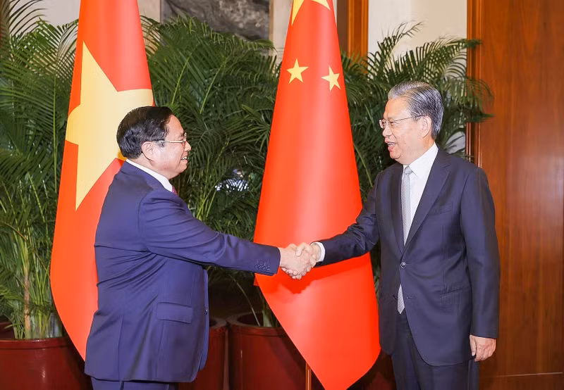 2023年6月27日，越南政府总理范明正在北京人民大会堂会见中共中央政治局常委、中国全国人大常委会委员长赵乐际。（图片来源：国际报）