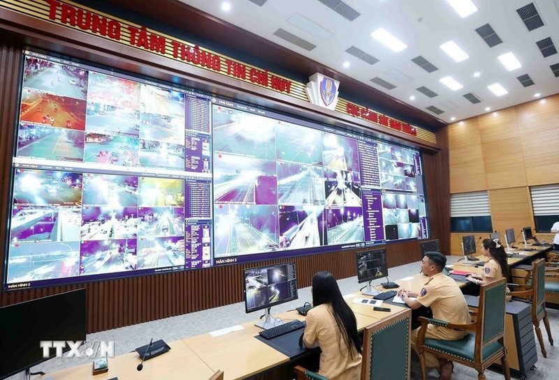 公安部交通警察局指挥信息中心通过人工智能摄像头全天24小时监控交通情况。（图片来源：越通社）