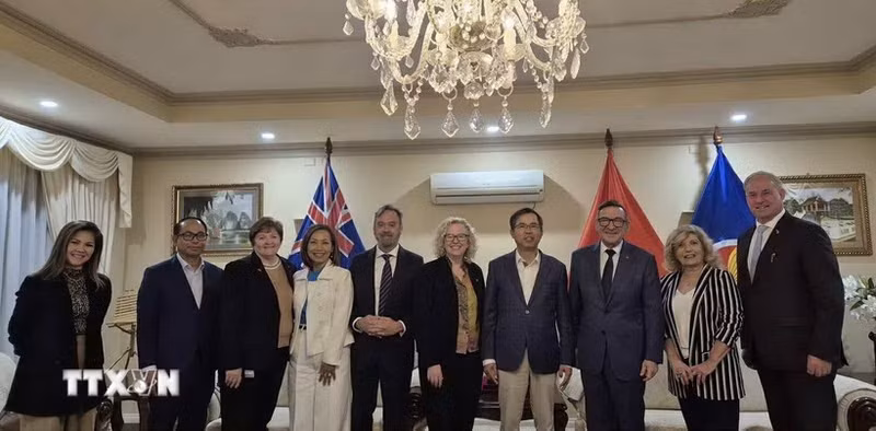 越南驻澳大利亚大使范雄心（右四）、澳大利亚-越南友好议员小组主席莎伦·克莱登（右五）与各位主要成员合影。（图片来源：越通社）