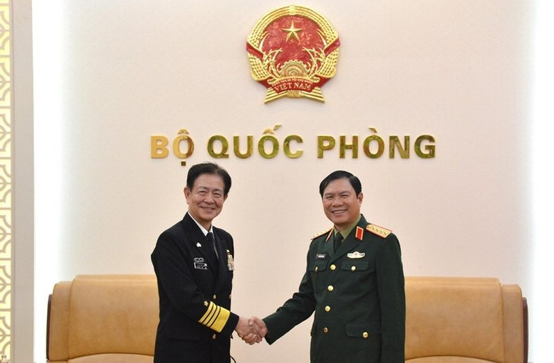 越南国防部副部长阮新疆大将与日本海上幕僚长斋藤聪上将。（图片来源：人民军队报）