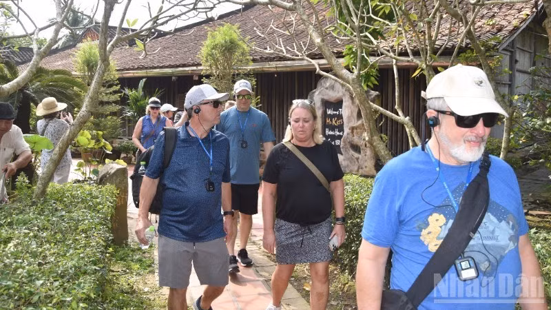 外国游客参观东和协古村。