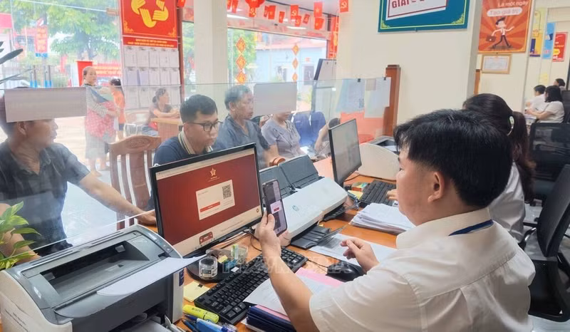 谅山省芝陵乡公共行政服务中心的官员通过VneID 应用程序处理行政程序。（图片来源：越通社）