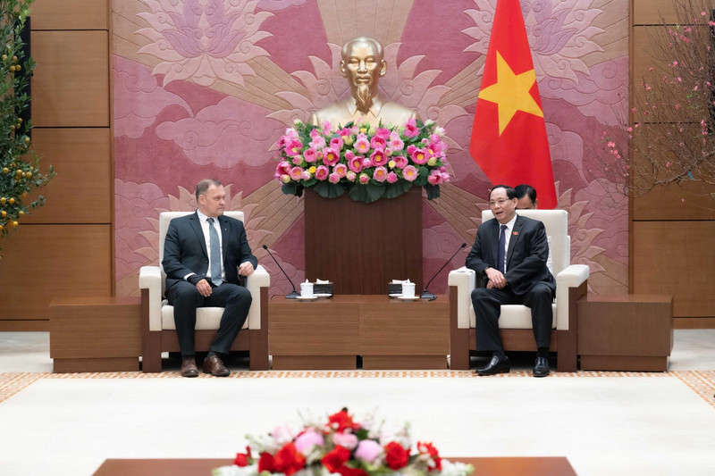 越南国会副主席陈光方会见匈牙利国会国家安全委员会主席佐尔坦·萨斯。（图片来源：国会官网）