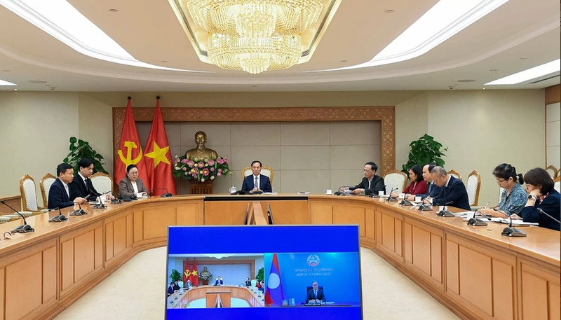 越共中央委员、政府副总理兼外交部长裴青山在越南政府总部分别与老挝人民革命党中央委员、外交部长通沙万·丰威汉以及老挝人民革命党中央对外联络部代理部长本勒瓦·潘达努翁通电话。（图片来源：baoquocte.vn）