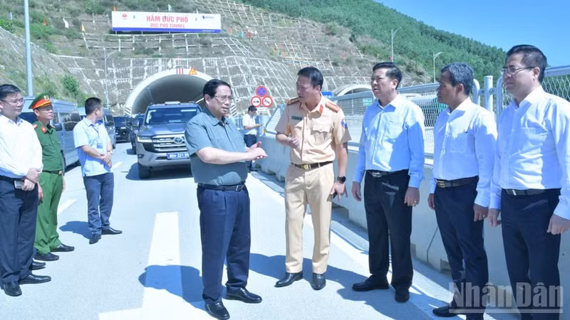 政府总理范明正视察广义——怀仁高速。