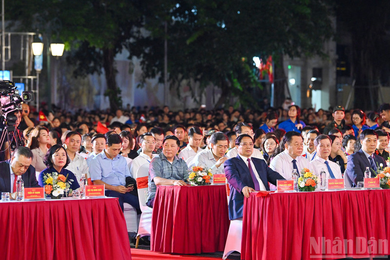 越南政府总理范明正与各位党和国家领导前来观看文艺演出。