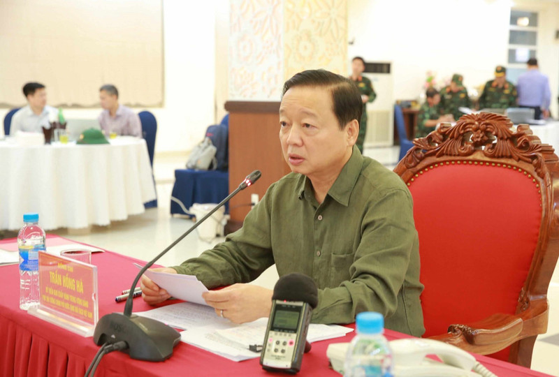 政府副总理陈红河在政府设于义安省的前方指挥所主持召开会议。（图片来源：VGP）